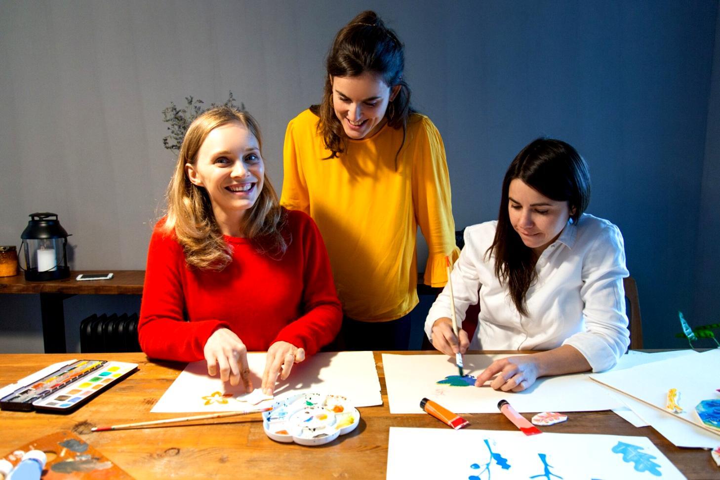 Moderne Büroumgebung mit Finanzunterlagen und digitalen Tools